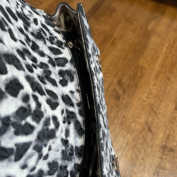 ‼️3/$30‼️ Guess leopard print crossbody bag - Picture 5 of 6